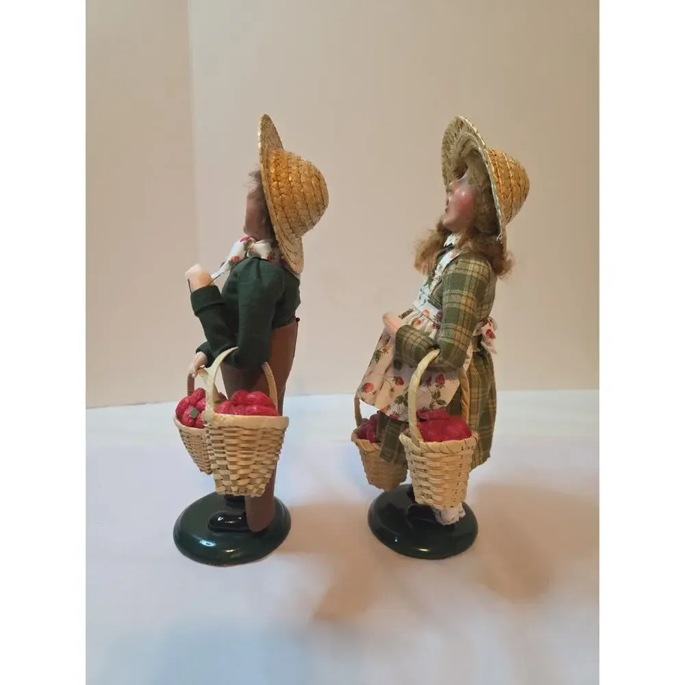 Byers Choice Caroler-Cries of London Girl And Boy Selling Strawberries (2010)